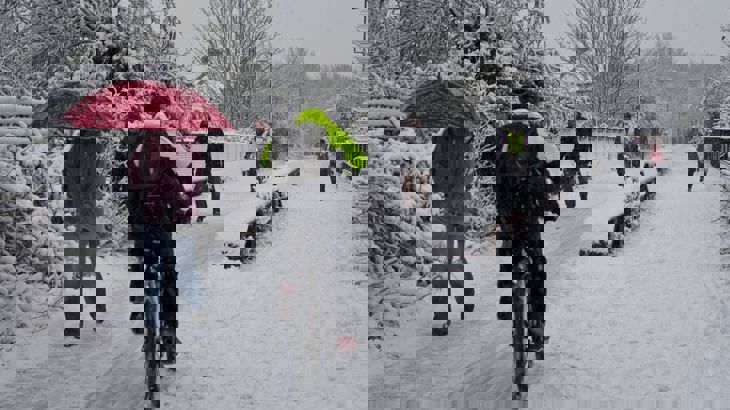 Commuters in Bristol walking and cycling in heavy snow
