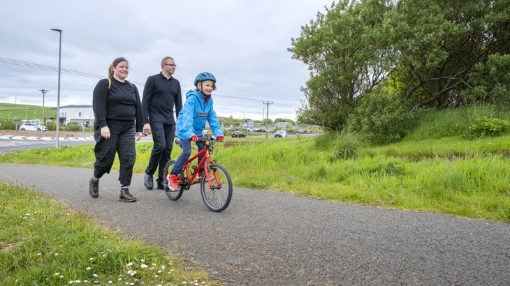 Parents and child travelling actively in Arcadia Park
