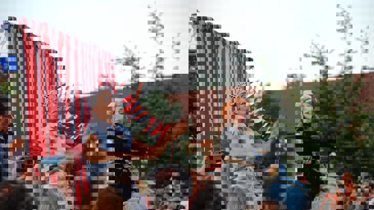 The Handlebards theatre group perform the tempest on the Fallowfield Loop