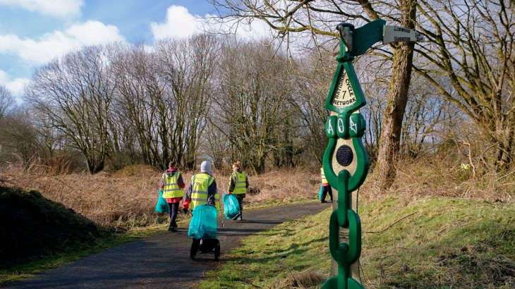 Volunteers litter picking on the National Cycle Network route 7 in Renfrewshire