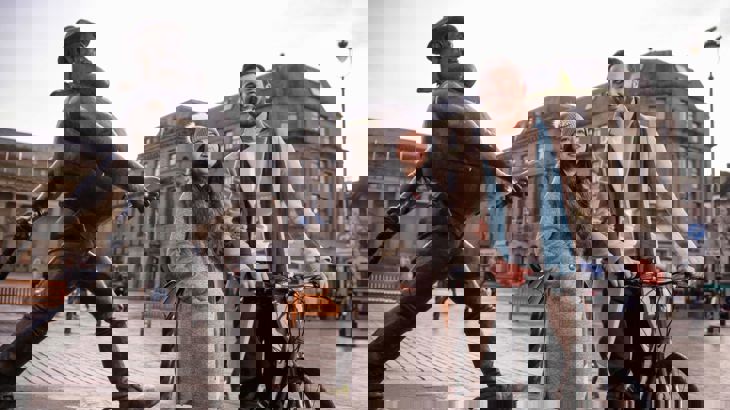 People walking and cycling in Dundee