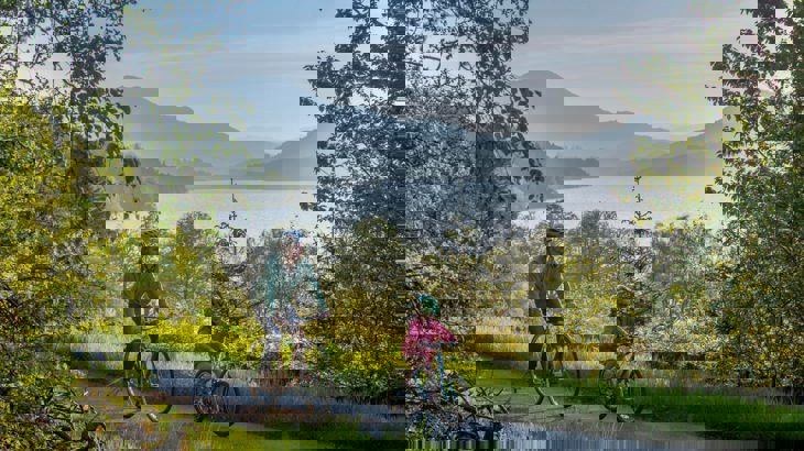 A family cycle along the banks of Loch Venachar, part of the Lochs and Glens Way cycle route