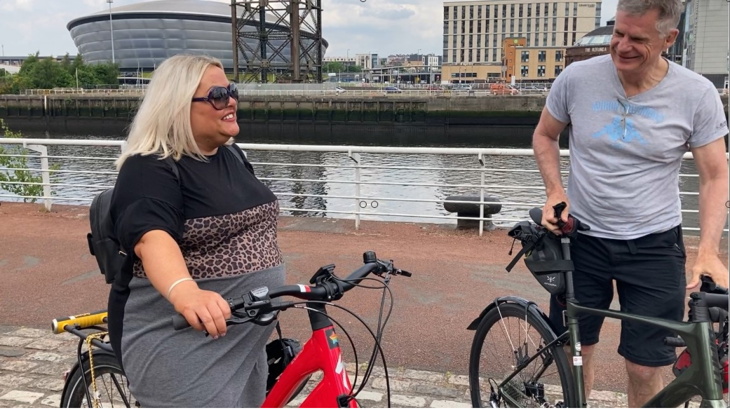 Two people on bikes talking about cycling in Glasgow